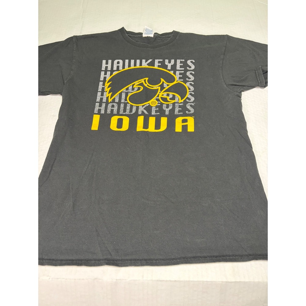 Vintage Delta Pro Weight Iowa Hawkeyes T-Shirt Mens Medium Black Graphic NCAA